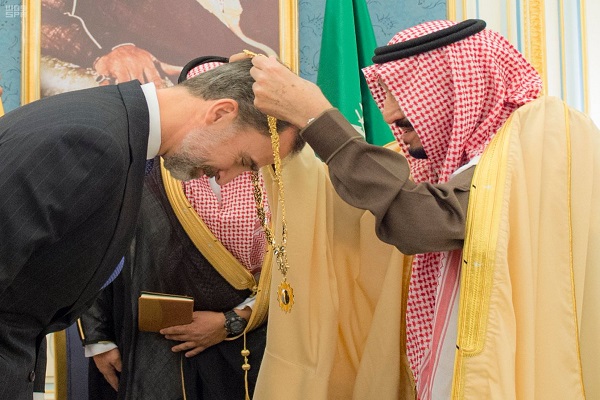 الملك سلمان يُقلد الملك فيليب قلادة الملك عبد العزيز