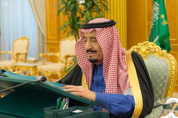 الملك سلمان خلال ترؤسه جلسة مجلس الوزراء