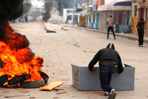 محتجون في بنقردان جنوب تونس يضرمون النار في اطارات السيارات 