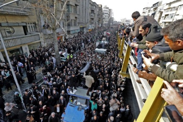 إيرانيون يشاركون في تشييع رفسنجاني