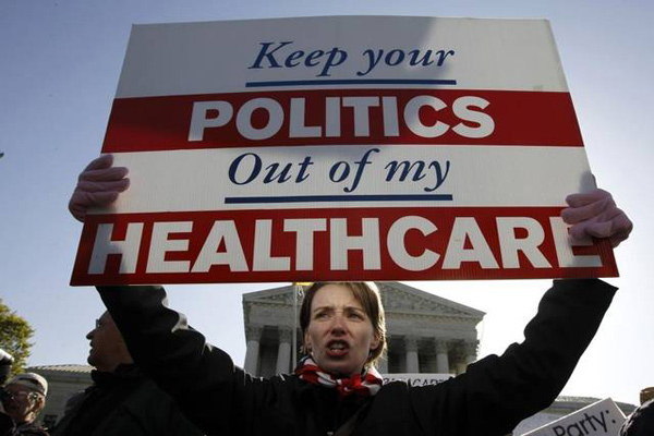 مواطنة أميركية تحتج أمام البيت الأبيض: لتحييد السياسة عن العناية الصحية
