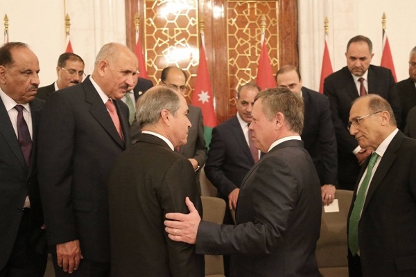  عبدالله الثاني مع حكومة الملقى الثانية (أرشيف)