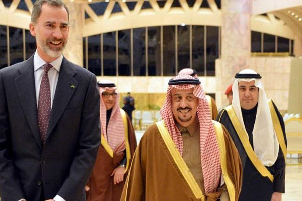 الملك الإسباني لدى وصوله أمس إلى السعودية