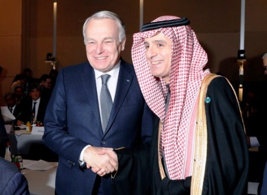 وزيرا خارجية السعودية وفرنسا يتصافحان على هامش مؤتمر باريس للسلام حول الشرق الأوسط