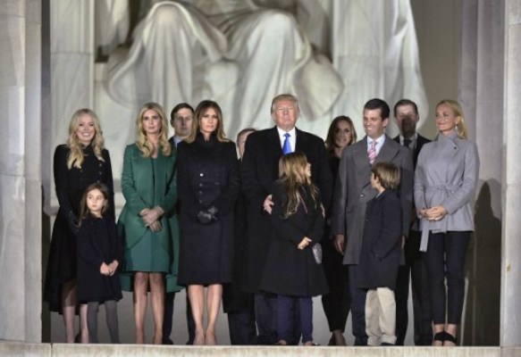ترامب وأفراد أسرته عند النصب التذكاري للرئيس الاميركي الراحل ابراهام لينكولن
