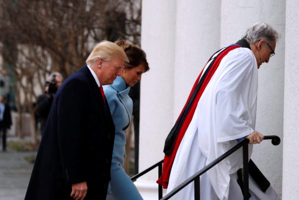 ترامب وزوجته يهمان بالدخول لأسقفية سانت جون
