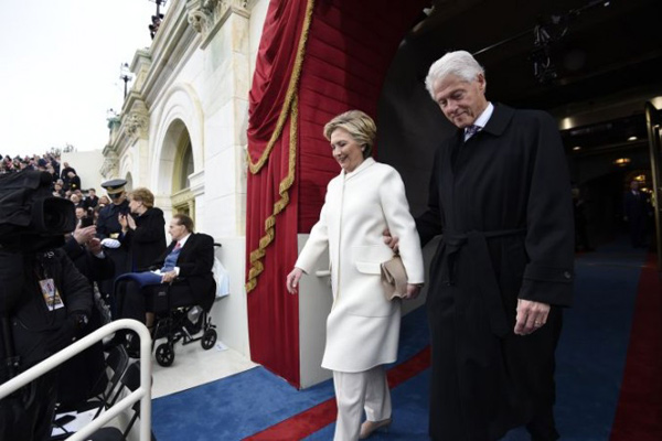 هيلاري وزوجها بيل لدى وصولهما أمس إلى حفل تنصيب ترامب رئيسًا