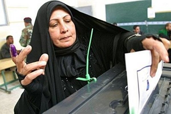 سيدة عراقية تصوت في الانتخابات