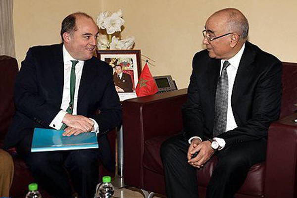  الوزير المغربي المنتدب لدى وزير الداخلية الشرقي الضريس مع بين والاس وزير الدولة لشؤون الأمن لدى وزارة الداخلية البريطانية.