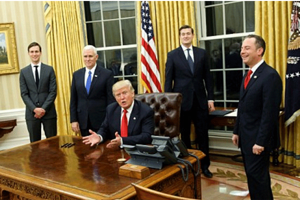 ترامب في المكتب البيضاوي حيث يشاهد تمثال تشرشل