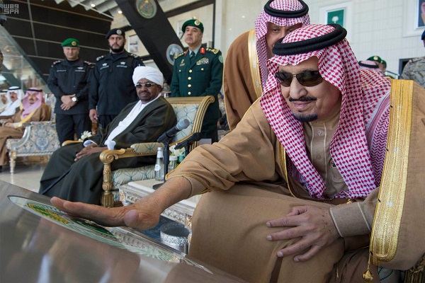 العاهل السعودي الملك سلمان خلال تدشين الطائرة الجديدة