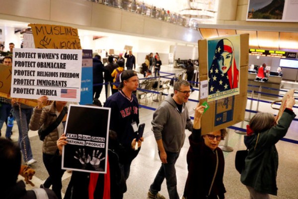 احتجاج في مطار لوس أنجليس ضد قرار ترامب