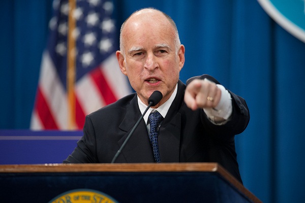 حاكم كاليفورنيا تعهد بحماية المهاجرين