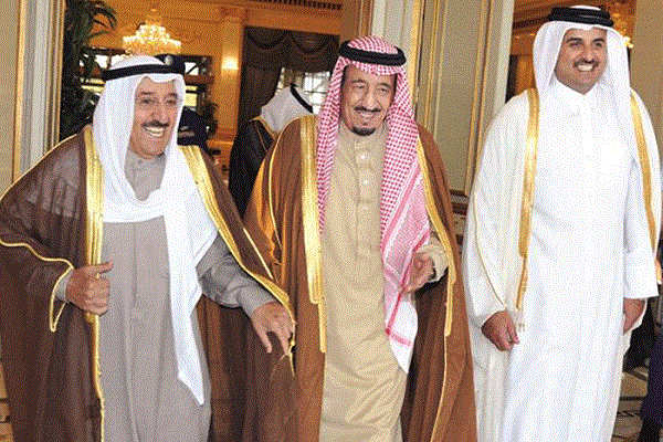 العاهل السعودي يتوسط امير قطر وامير الكويت