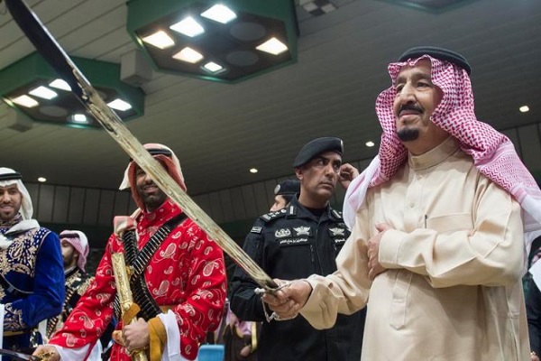 العاهل السعودي الملك سلمان وهو يؤدي رقصة العرضة