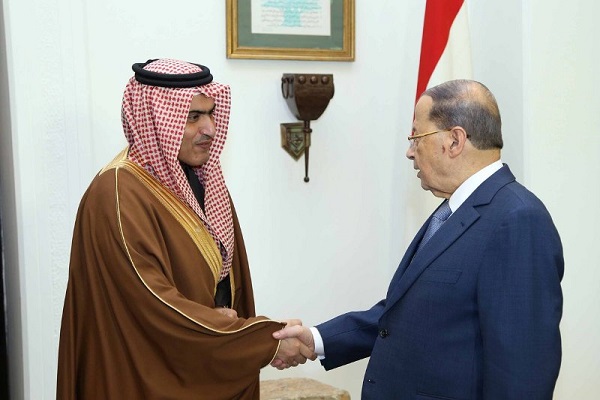 الرئيس اللبناني ميشال عون خلال استقباله الوزير السعودي ثامر السبهان