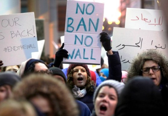 مسلمون في أميركا يتظاهرون ضد مرسوم ترامب المتعلق بالهجرة