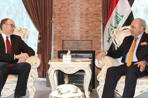 وزير التخطيط العراقي مجتمعًا مع السفير الأميركي في بغداد