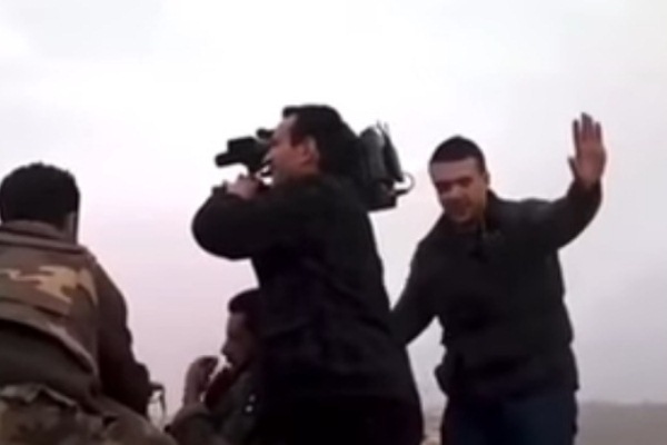 المذيع السوري شادي حلوة كما يظهر في الفيديو