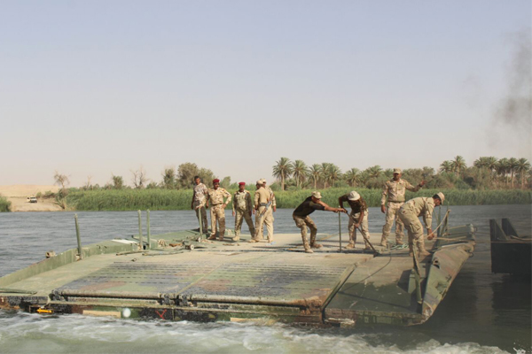 قوات عراقية تنصب جسورا على نهر دجلة