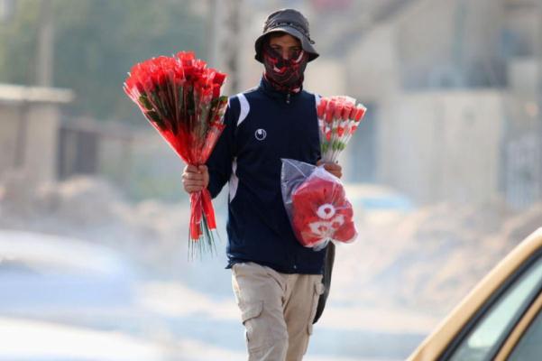 عراقي يبيع الورود في البصرة