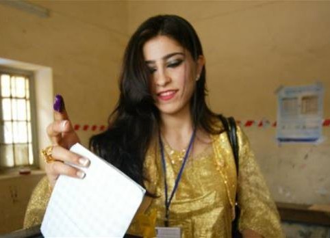 كردية تدلي بصوتها في انتخابات اقليم كردستان العراق