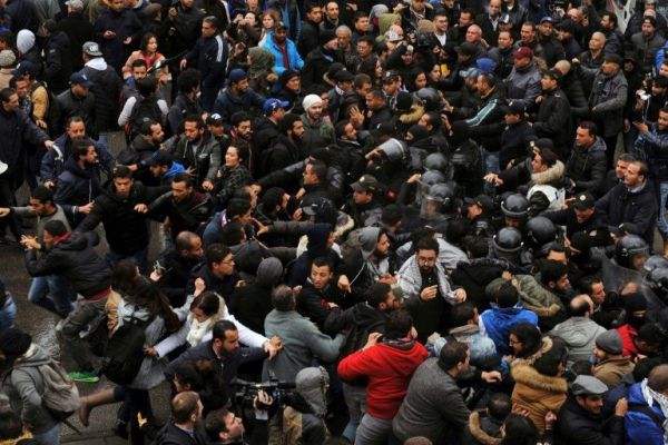 مواجهات بين متظاهرين والامن في العاصمة التونسية في 12 يناير 2018