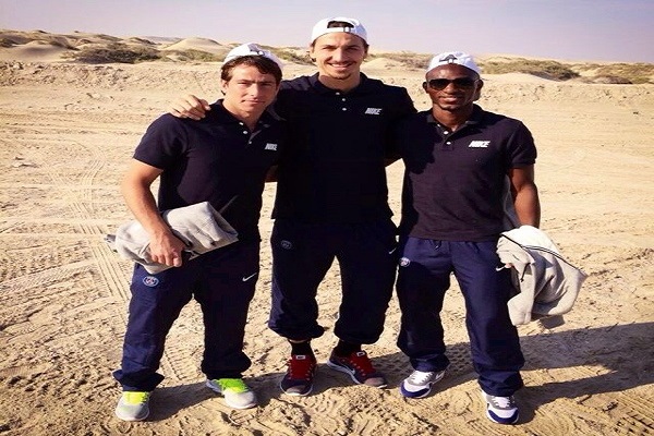 إبراهيموفيتش برفقة الأصدقاء في صحراء الدوحة