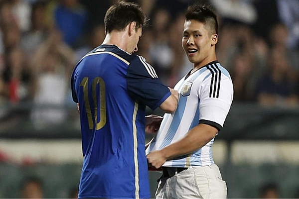ميسي يلبي رغبة مشجع اقتحم مباراة الأرجنتين وهونغ كونغ ووقع على قميصه