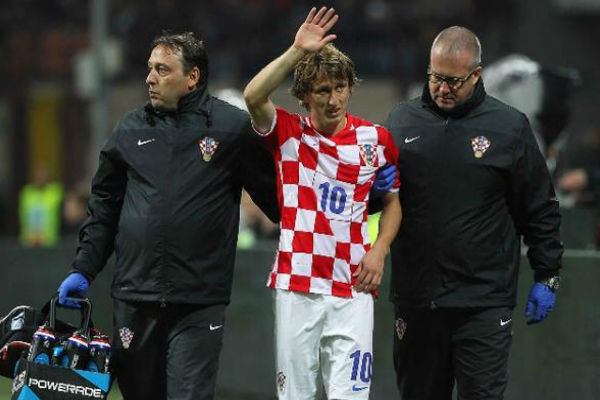 الكرواتي لوكا مودريتش مصاباً في مباراة إيطاليا