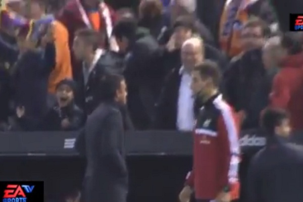 فيديو يظهر تعرض إنريكي للبصق من جماهير فالنسيا بعد هدف بوسكيتس