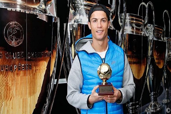 كريستيانو رونالدو يتسلم جائزة أفضل مهاجم في العالم لعام 2013