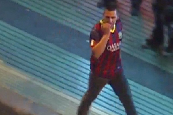 المجرم التشيلي دانيال بريزويلا الذي يطلق عليه اسم أليكسيس سانشيز يرتدي قميص برشلونة