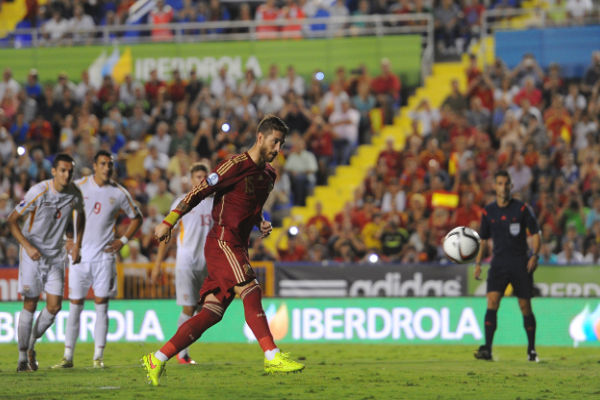 راموس خلال تنفيذه ركلة الجزاء في مباراة إسبانيا ومقدونيا