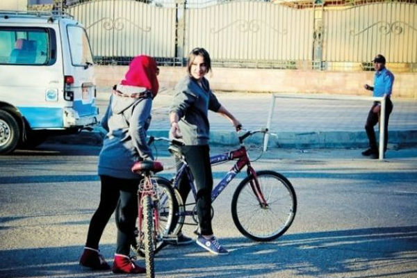مصريات يركبن الدراجات في شوارع القاهرة