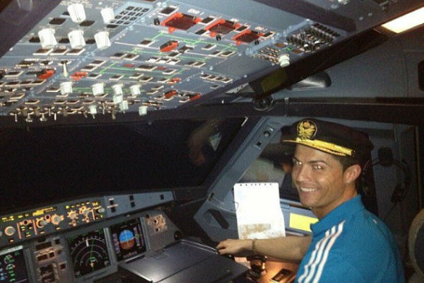 كريستيانو رونالدو في طائرته الخاصة