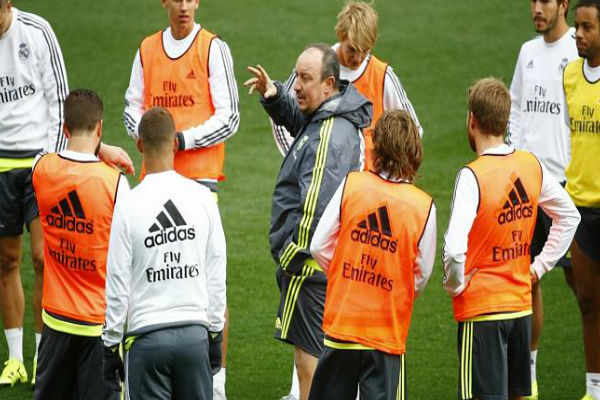بينيتيز خلال تدريبات ريال مدريد واللاعبين حوله
