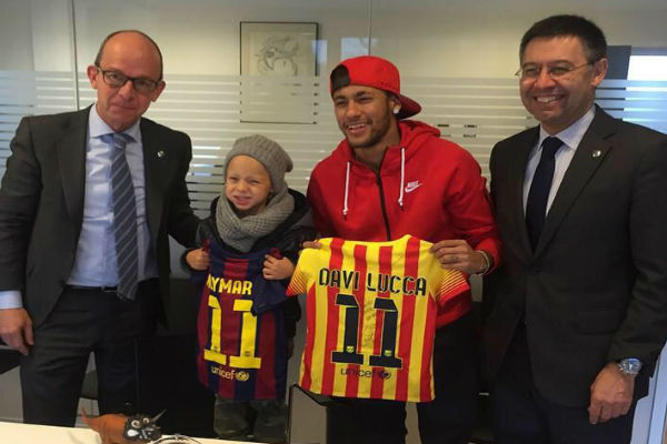 نيمار ونجله لوكا يحملان قمصان برشلونة وعليهما رقم 11