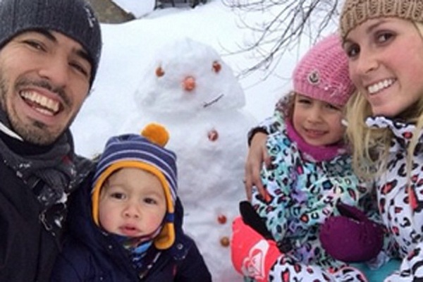 سواريز مع عائلته وسط الثلوج
