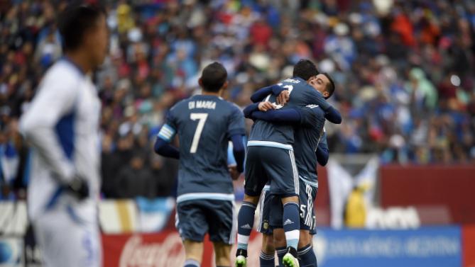 فرحة لاعبي الأرجنتين بأحد الأهداف في مرمى السلفادور