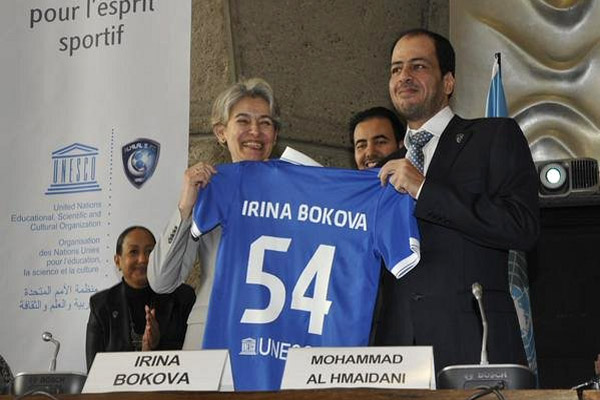 رئيس النادي محمد الحميداني يهدي قميص النادي لرئيس منظمة اليونسكو بعد توقيع الشراكة
