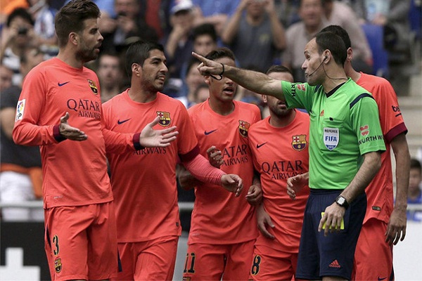 غضب في برشلونة من اعتذار الحكم لاهوز للاعبي إسبانيول