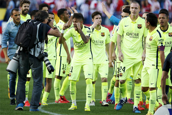 احتفالات زملاء ميسي بالتتويج بلقب الدوري الإسباني بعد مباراة أتلتيكو مدريد
