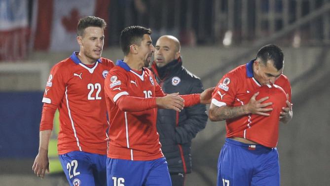 فرحة لاعب تشيلي ميديل بهدفه في شباك بوليفيا
