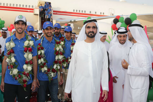 الشيخ محمد بن راشد مع بعض الرياضيين المتوجين