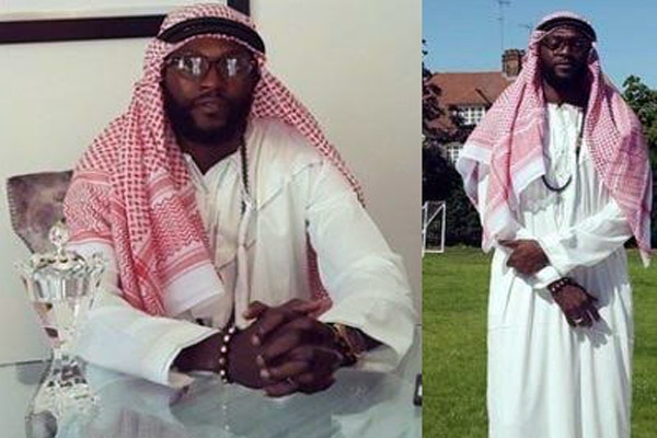 المهاجم التوغولي إيمانويل أديبايور باللباس الخليجي