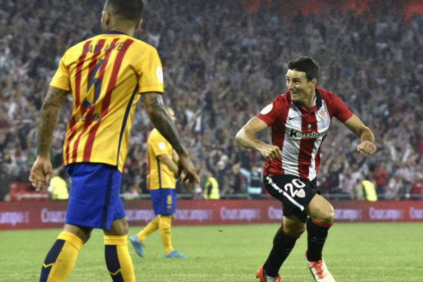 أدوريز يحتفل بأحد أهدافه الـ3 في مرمى برشلونة