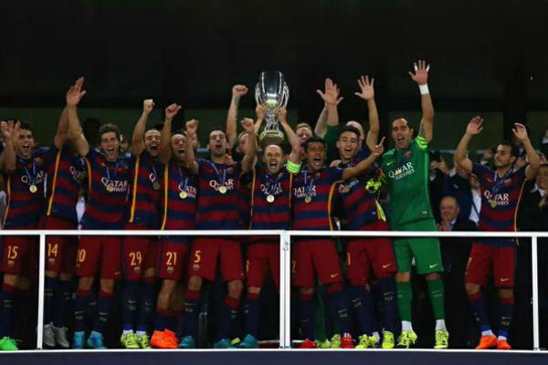 إنييستا يرفع كأس السوبر الأوروبي وفرحة كبيرة للاعبي برشلونة