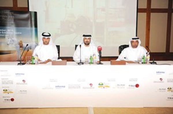 السفير الإماراتي في الكويت والسيد عبدالله القبيسي أثناء المؤتمر الصحافي.