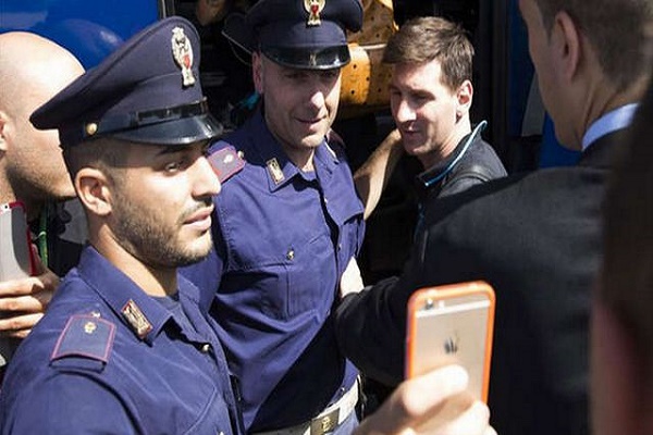 الشرطة الإيطالية تحتفل بوصول ميسي بصورة 